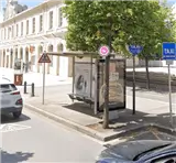 Marquesina publicitaria junto a la estación de Vic